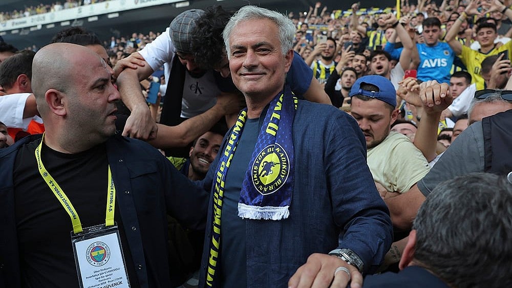 | Photo: AP : Fenerbahce manager Jose Mourinho.